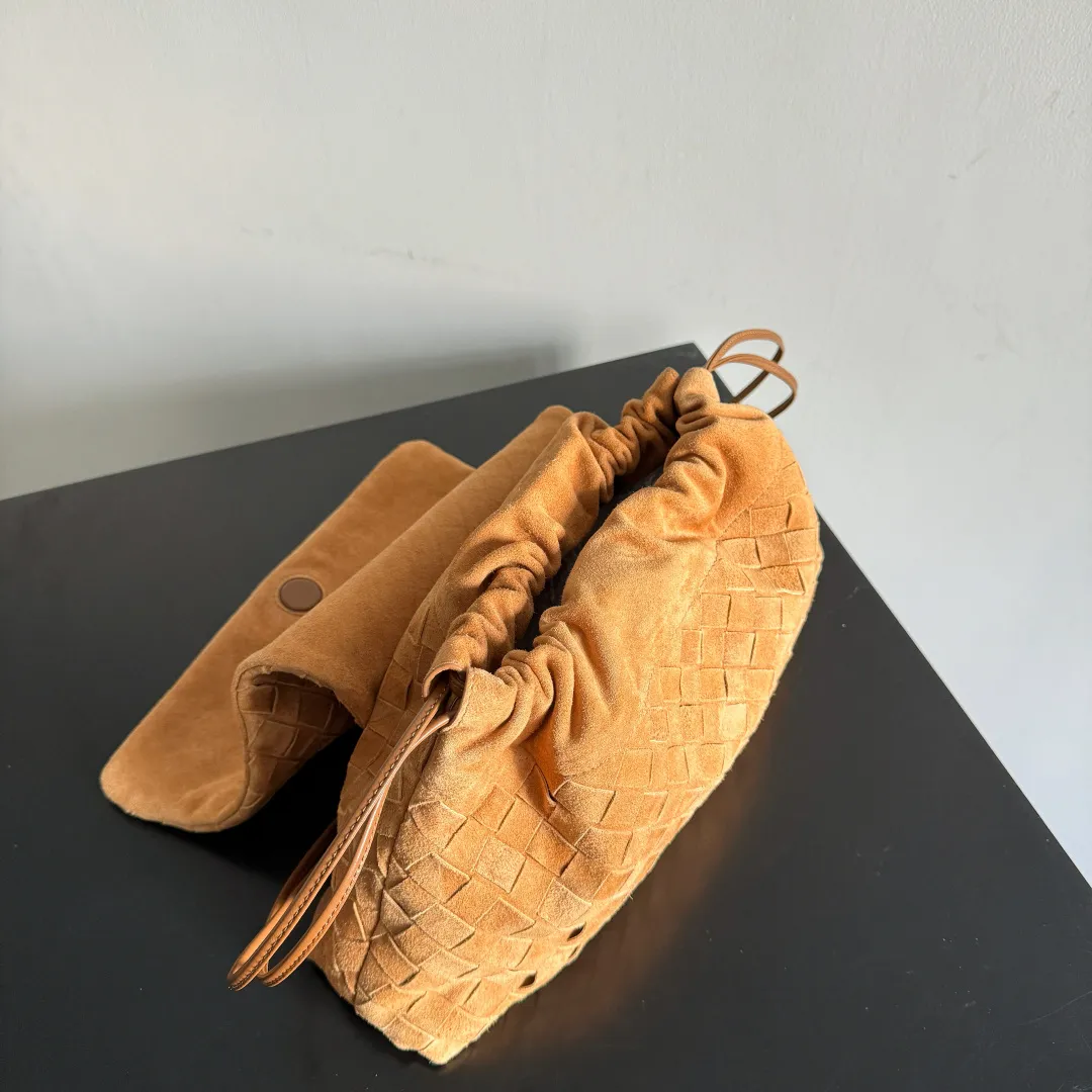 Batch 1820 Bottega Veneta Dustbag Giorno woven suede handbag ✨It is not deliberately eye-catching by exaggeration, but an existence that makes people can’t help but take a second look when you walk by! This Intrecciato woven suede flip dustbag is somewhere between soft and cool, it looks just right ~ matte texture + woven layers, feels very comfortable to the touch, and looks clean, luxurious and relaxed. Braided suede weave + drawstring closure, full of retro feel~ The loop design can be carried on the shoulder, hand-held or cross-body is fashionable. It can be worn directly on the body without having to worry about matching~ It is responsible for the texture of autumn and winter wear! Style number: 857657 Size: 33*19*8cm